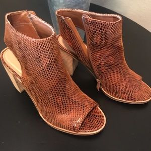 Very Volatile Summer Sandal - Snake print